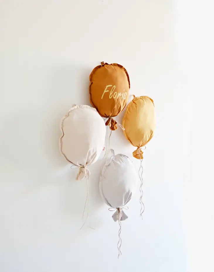 Stoffballon-Wanddekor mit Wunschname-Cognac