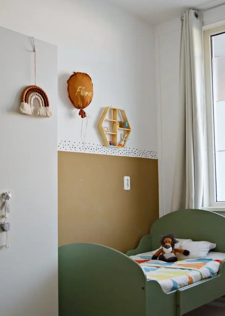 Stoffballon-Wanddekor mit Wunschname-Cognac