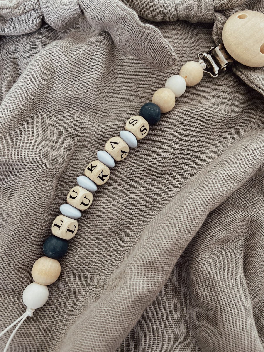 Schnullerkette mit Namen "Lukas"